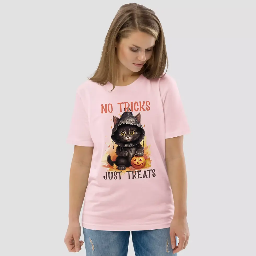 Miniature : T-shirt chaton magicien Halloween unisexe couleur rose. Modèle porté par une femme. Dessin fait sur un coton bio confortable.