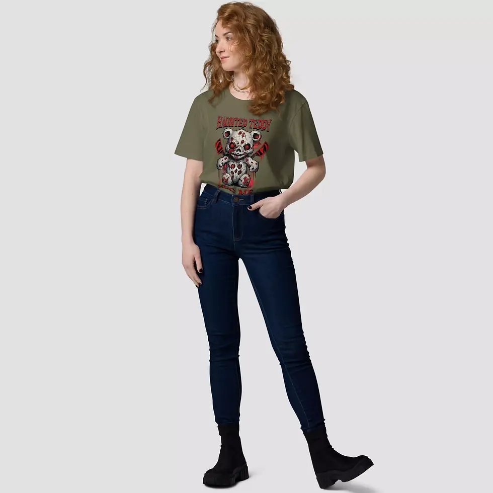 Miniature : T-shirt peluche horreur Halloween unisexe couleur kaki. Modèle enfilé par une femme. Design fait sur un coton bio doux.