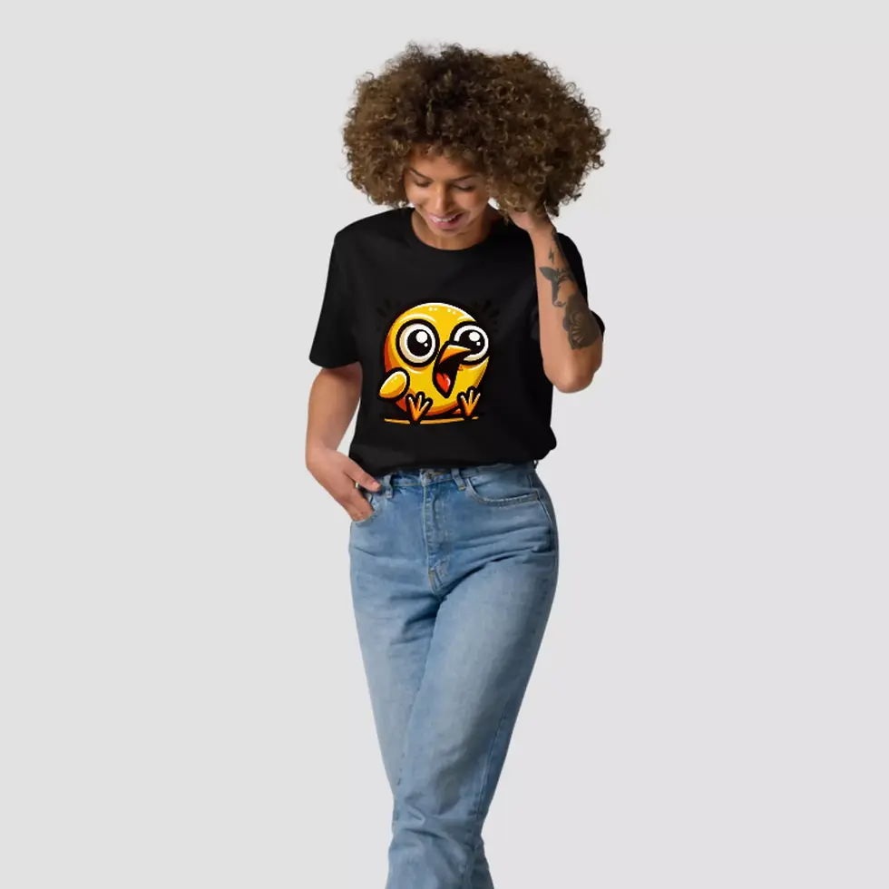Miniature : T-shirt humour décalé oiseau. Ce haut unisexe noir est porté par une femme. Impression faite sur un coton 100 % bio certifié.