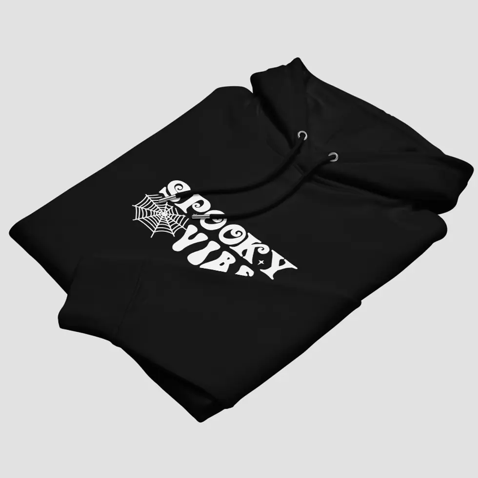 Miniature : Sweat à capuche ambiance terreur Halloween bio. Haut noir plié pour voir la qualité du design et du tissu en coton bio.