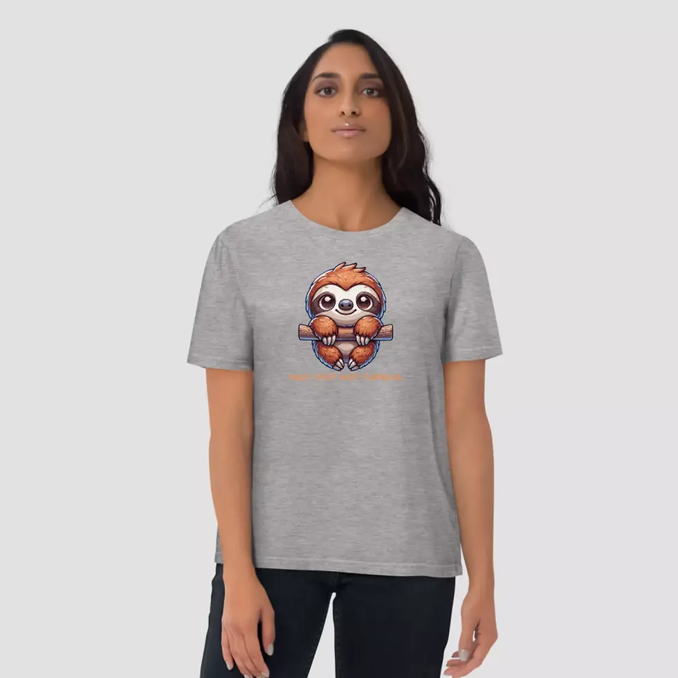 Miniature : T-shirt paresseux kawaii gris. Un haut unisexe enfilé par un mannequin femme. Un imprimé réalisé sur un coton bio ultra doux.