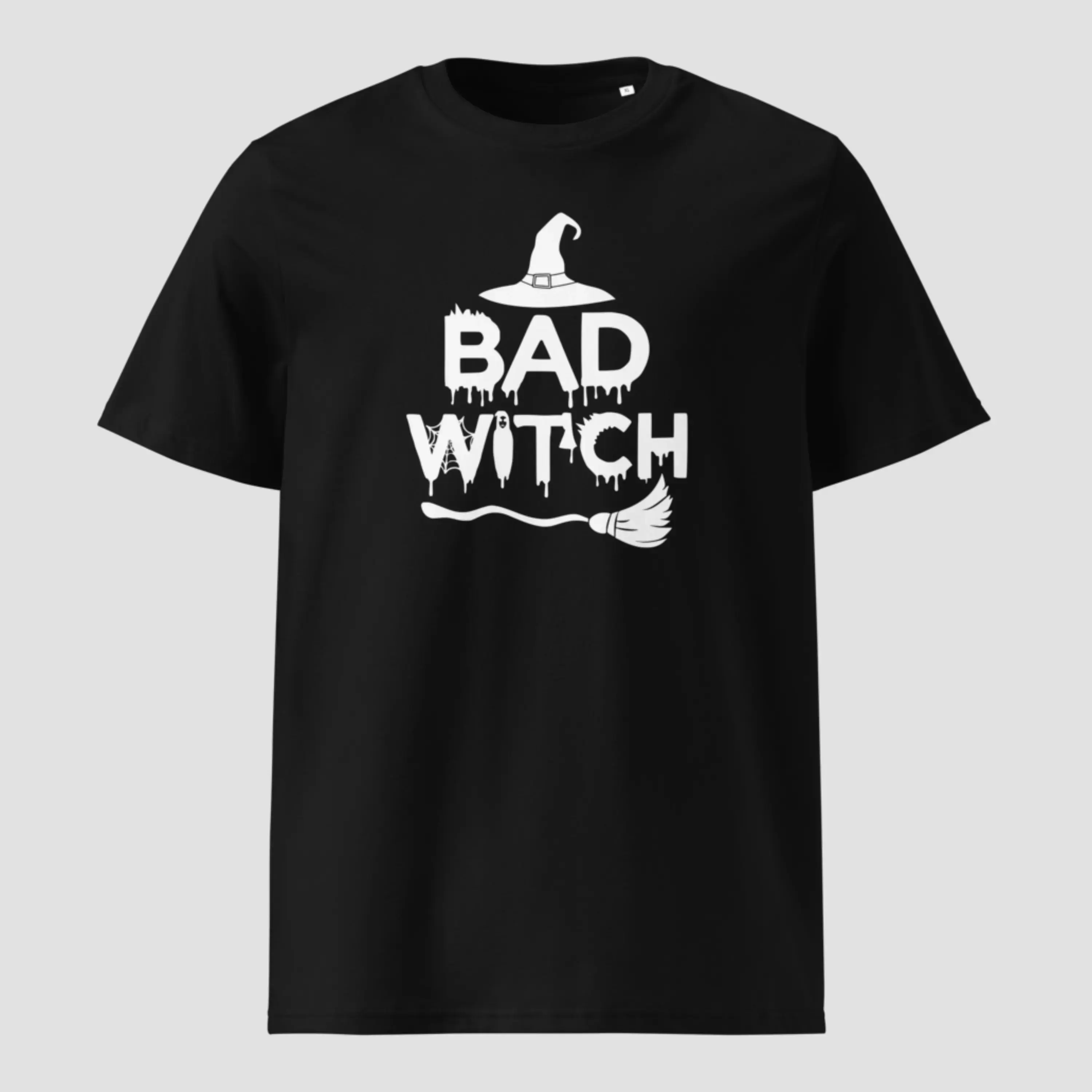T-shirt sorcière terreur Halloween coton bio. Haut unisexe noir non porté pour montrer la qualité de l'impression du design.