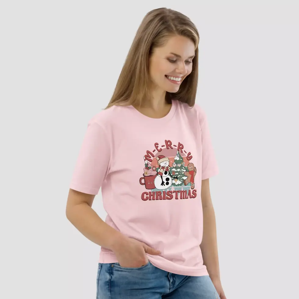 Miniature : T-shirt merry christmas Noël. Haut de couleur rose et unisexe, porté par une femme. Dessin sur un coton bio et respirant.