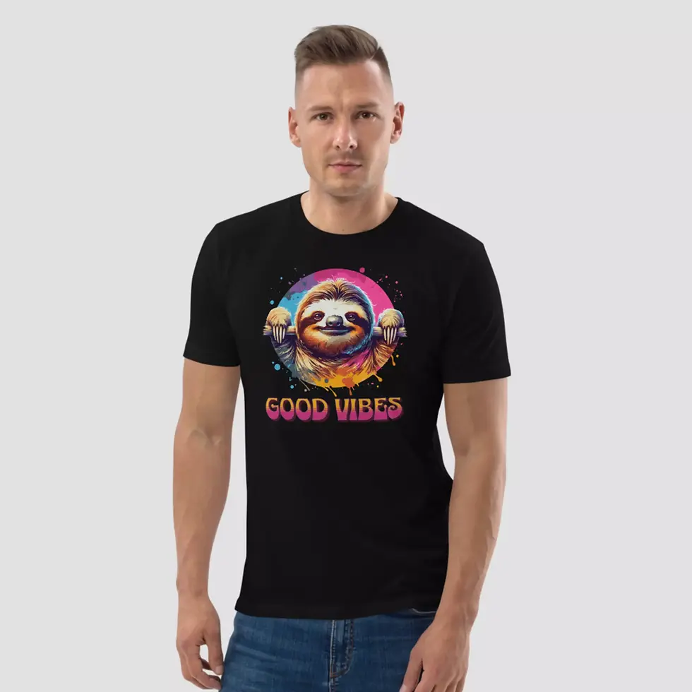 Miniature : T-shirt paresseux noir. Un haut unisexe enfilé par un mannequin masculin. Une impression réalisée sur un coton bio certifié.