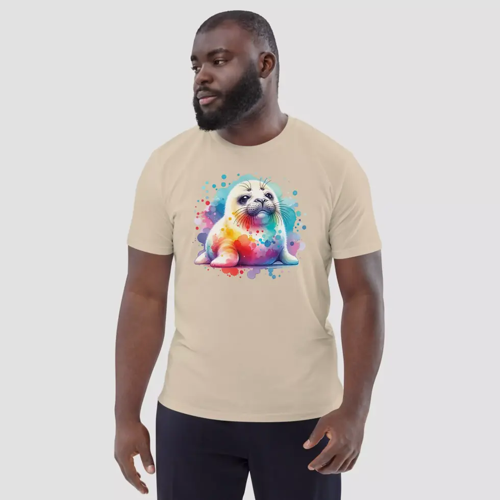 Miniature : T-shirt bébé phoque sable unisexe. Le vêtement est porté par un homme. Le design est imprimé sur un coton bio certifié.