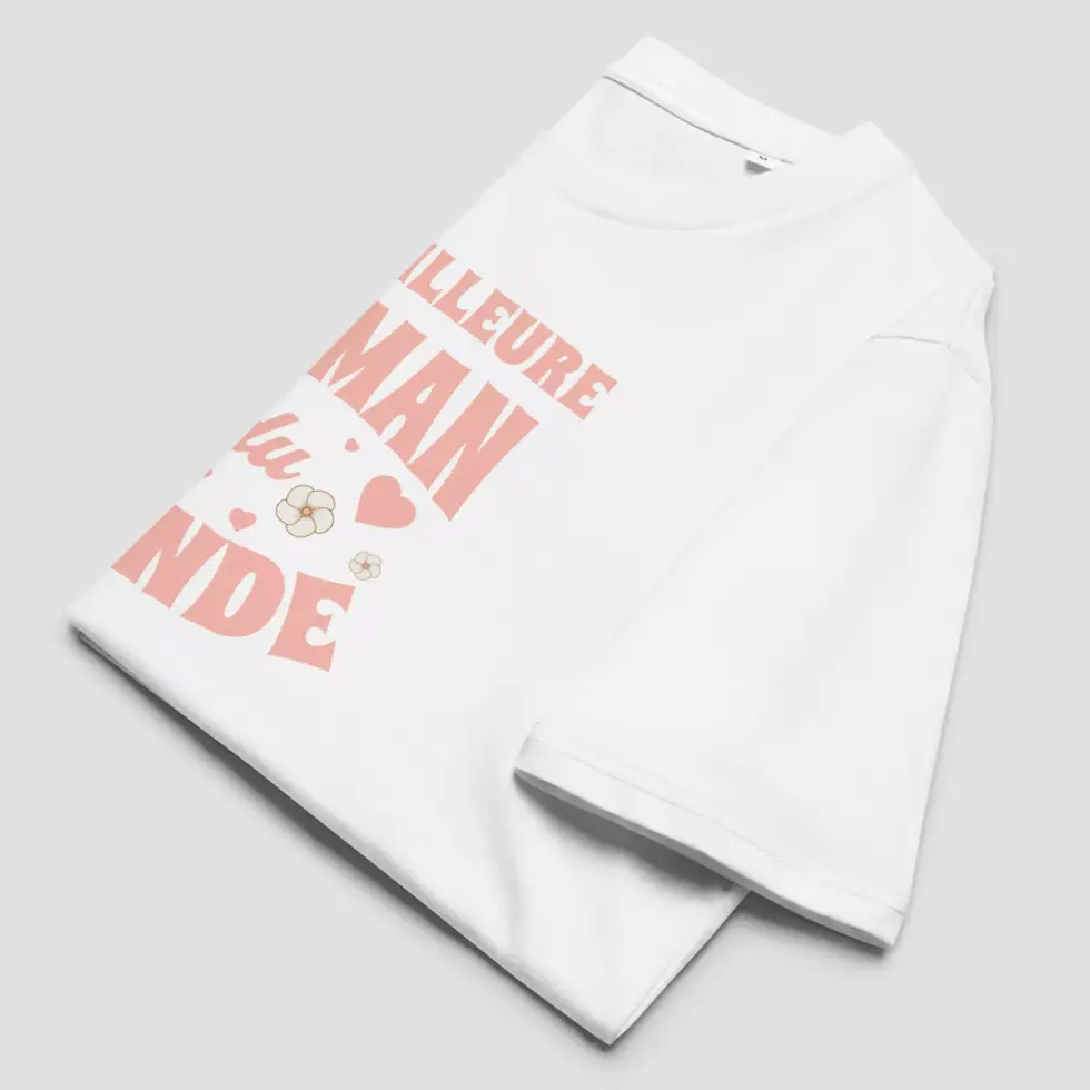 Miniature : T-shirt fête des mères blanc. Un haut unisexe plié pour voir la qualité du tissu en coton bio certifié et confortable.