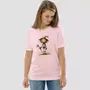 Miniature : T-shirt épouvantail Halloween de couleur rose. Un haut unisexe revêtu par une femme. Le dessin est imprimé sur un coton bio.