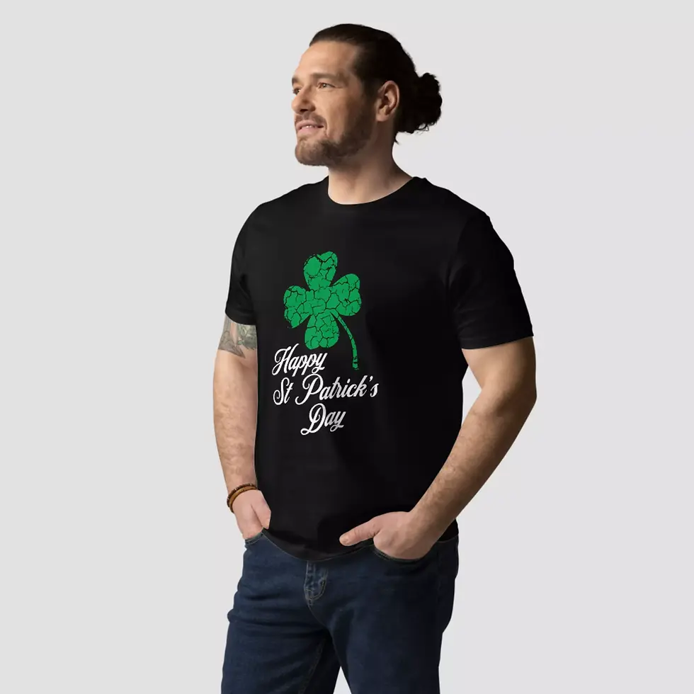 T-shirt trèfle Saint-Patrick mixte noir. Haut en coton bio, orné d'un design magique pour le 17 mars. Porté par un homme.