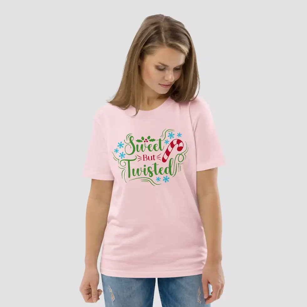 Miniature : T-shirt candy cane Noël unisexe. Haut couleur rose mis en valeur par une femme. Dessin réalisé sur un coton bio ultra doux.