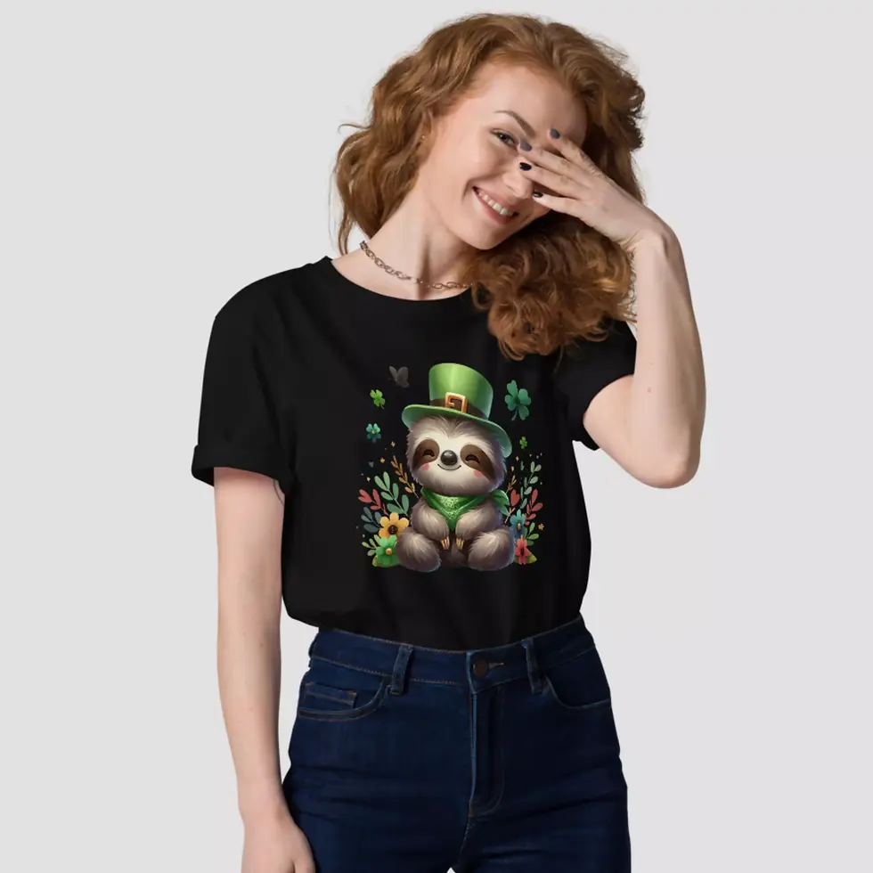 Miniature : T-shirt sloth fleur St-Patrick noir unisexe. Femme portant un haut en coton bio, orné d'un animal élégant pour le 17 mars.