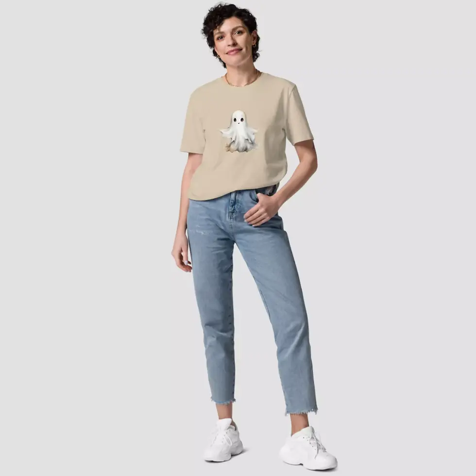 Miniature : T-shirt fantôme Halloween de couleur sable. Ce haut unisexe est porté par une femme et le motif est imprimé sur un coton bio.