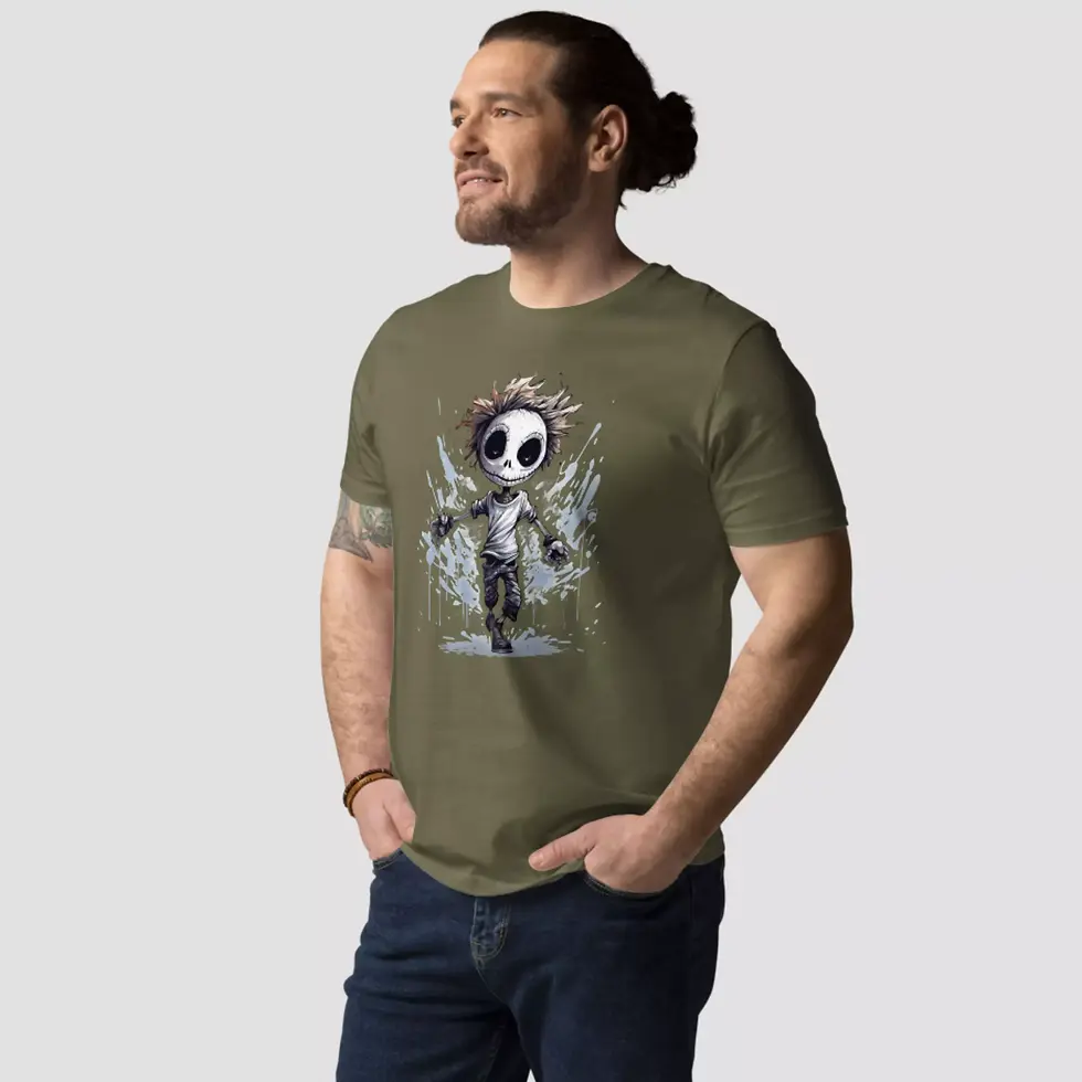 Miniature : T-shirt zombie Halloween couleur kaki. Un haut unisexe enfilé par un homme. Le dessin est imprimé sur un coton 100 % bio.