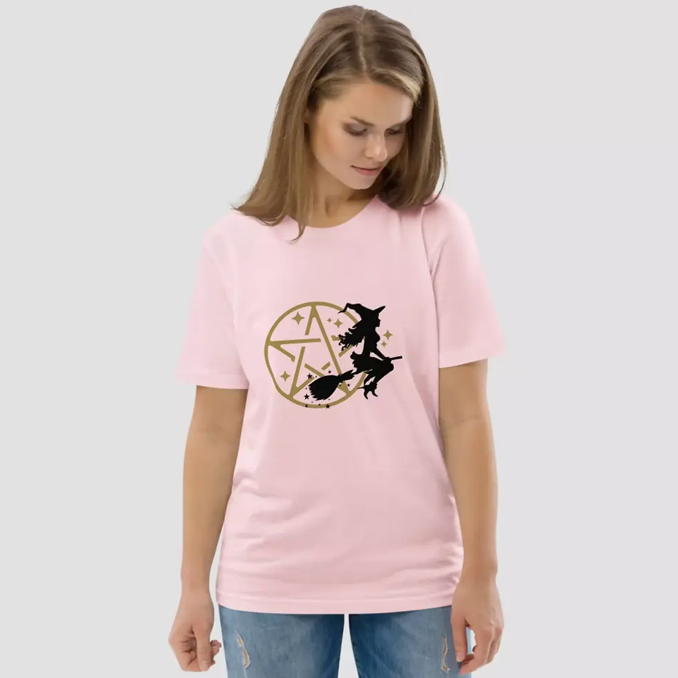 Miniature : T-shirt pentagramme Halloween de couleur rose. Modèle unisexe enfilé par une femme. Impression faite sur un coton 100 % bio.