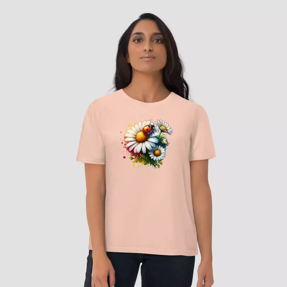 Miniature : T-shirt coccinelle unisexe. Haut de couleur peche porté par une femme. Le design floral est sur un coton bio confortable.