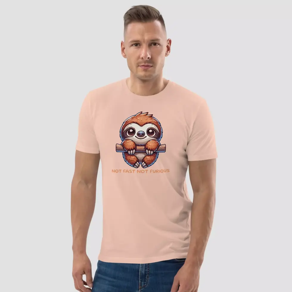 Miniature : T-shirt paresseux kawaii unisexe. Un haut de couleur peche enfilé par un homme. Un imprimé inédit réalisé sur un coton bio.