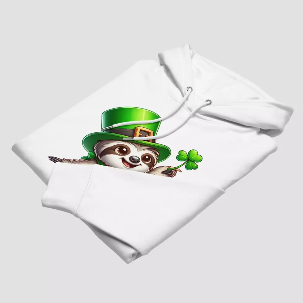 Miniature : Sweat à capuche lutin paresseux Saint Patrick bio. Haut blanc plié pour voir la qualité du design et du tissu en coton bio.