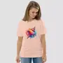Miniature : T-shirt coquillage unisexe. Ce haut de couleur peche est porté par une femme. Un dessin imprimé sur un coton bio d'exception.