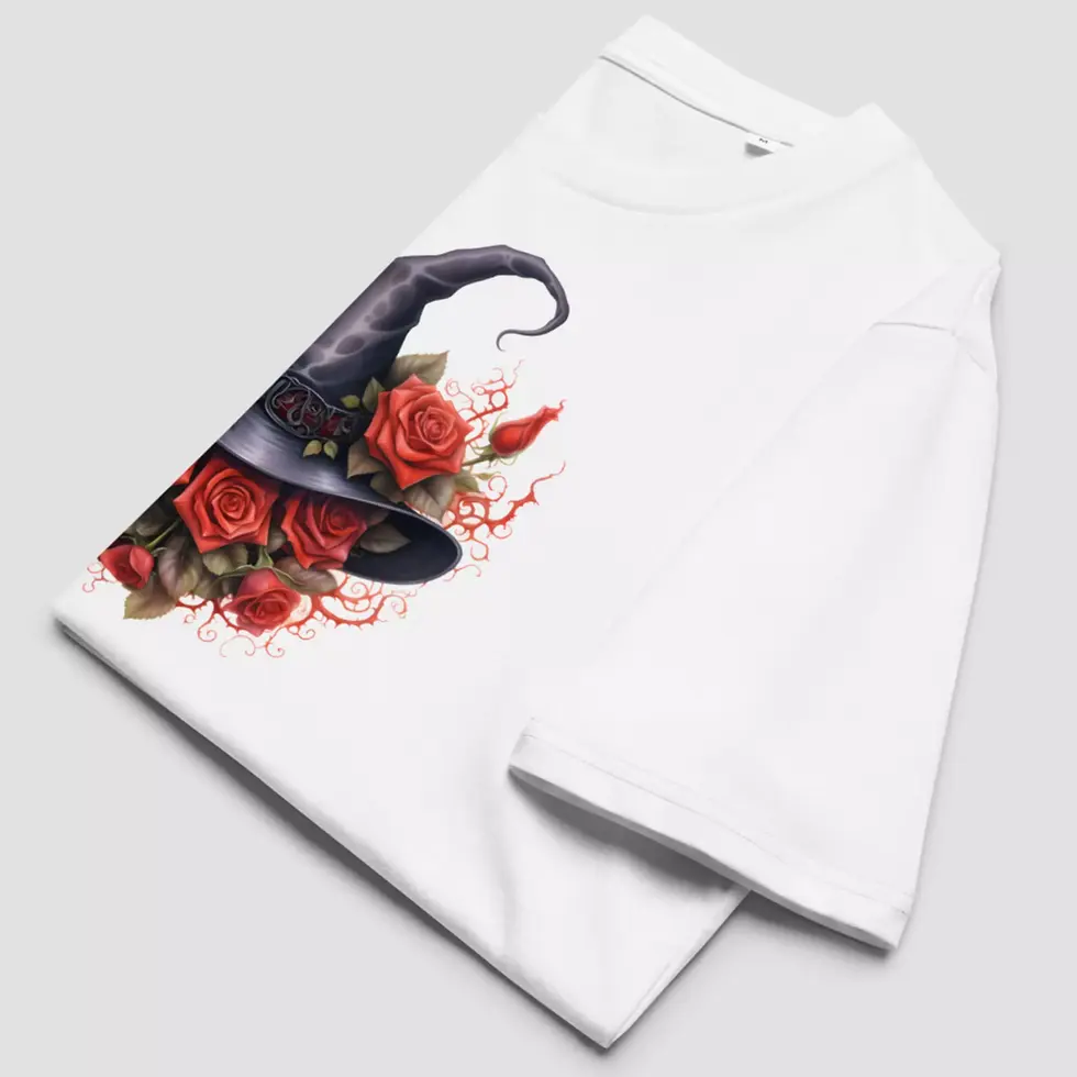 Miniature : T-shirt roses chapeau Halloween unisexe. Modèle couleur blanc plié pour voir la qualité du tissu conçu en coton organique.