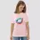 Miniature : T-shirt raie manta rose. Un haut unisexe porté par une femme. Un design inédit imprimé sur un coton bio ultra confortable.