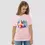 Miniature : T-shirt bébé phoque rose unisexe. Le haut est porté fièrement par un mannequin femme. Le design est imprimé sur un coton bio.