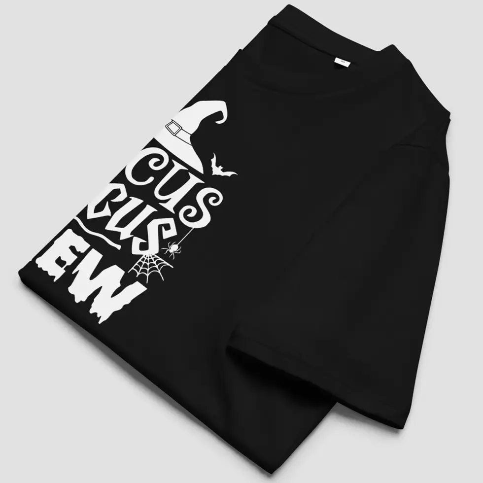 Miniature : T-shirt sortilège team Halloween coupe unisexe. Le haut noir est plié pour voir la qualité du tissu conçu en coton bio.