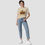 Miniature : Une femme avec un t-shirt sable avec un imprimé citrouille, monstre, sorcier pour Halloween.