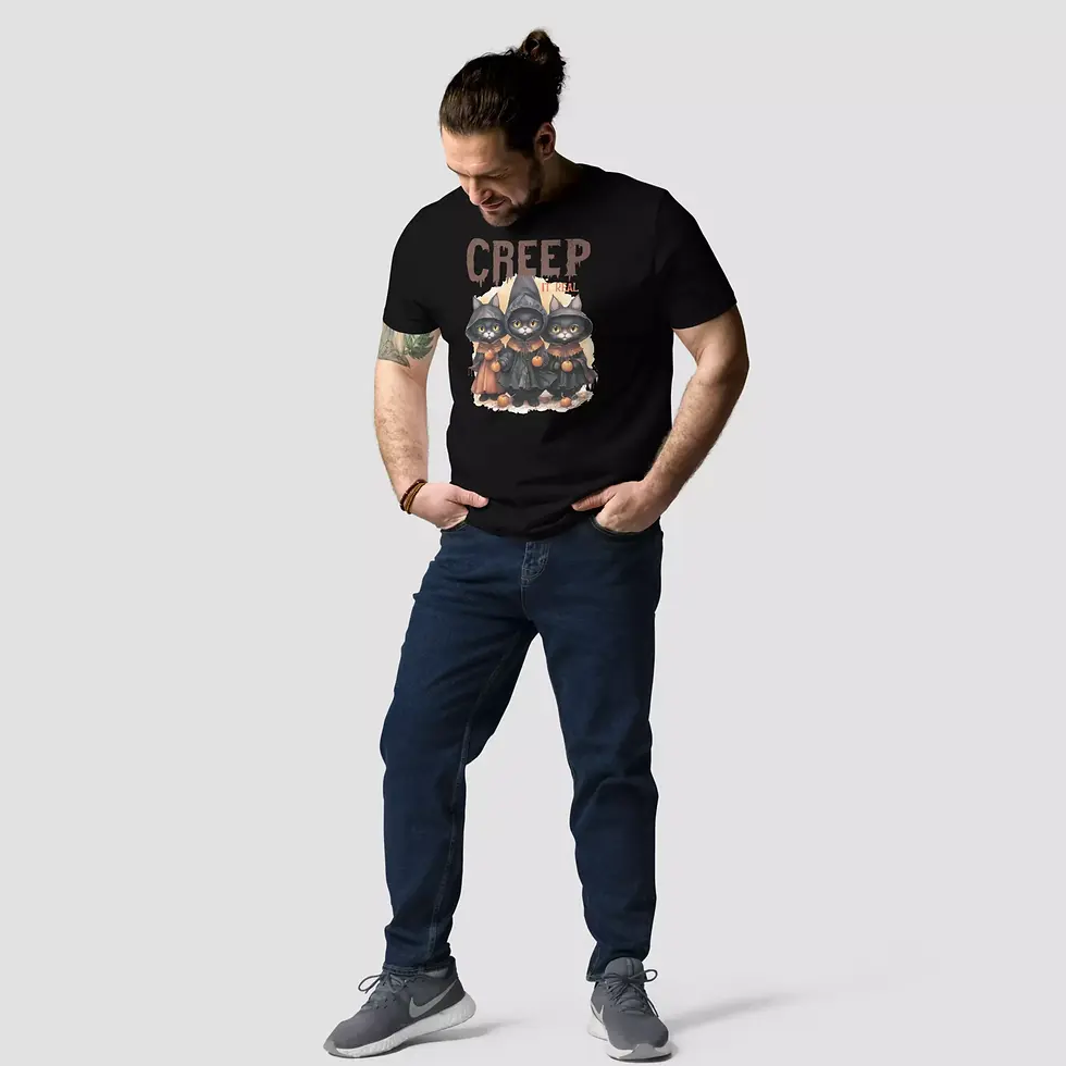 Miniature : T-shirt chat sorcière Halloween noir. Modèle unisexe revêtu par un homme. Imprimé fait sur un coton bio certifié et doux.