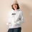 Miniature : Une femme avec un hoodie blanc avec un imprimé boo, fantôme pour Halloween.