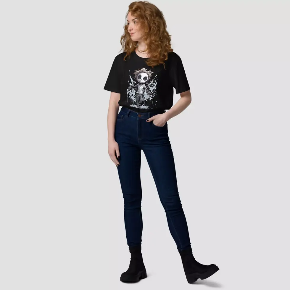 Miniature : T-shirt zombie Halloween de couleur noir. Un modèle unisexe porté par une femme. Le dessin est imprimé sur un coton bio.