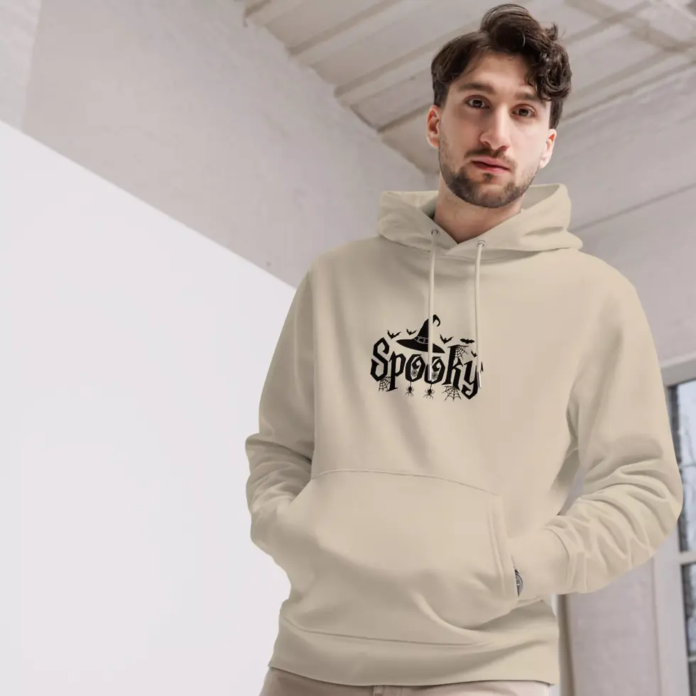 Miniature : Sweat à capuche spooky Halloween sable. Haut unisexe mis en valeur par un homme. Design imprimé sur un coton bio et doux.