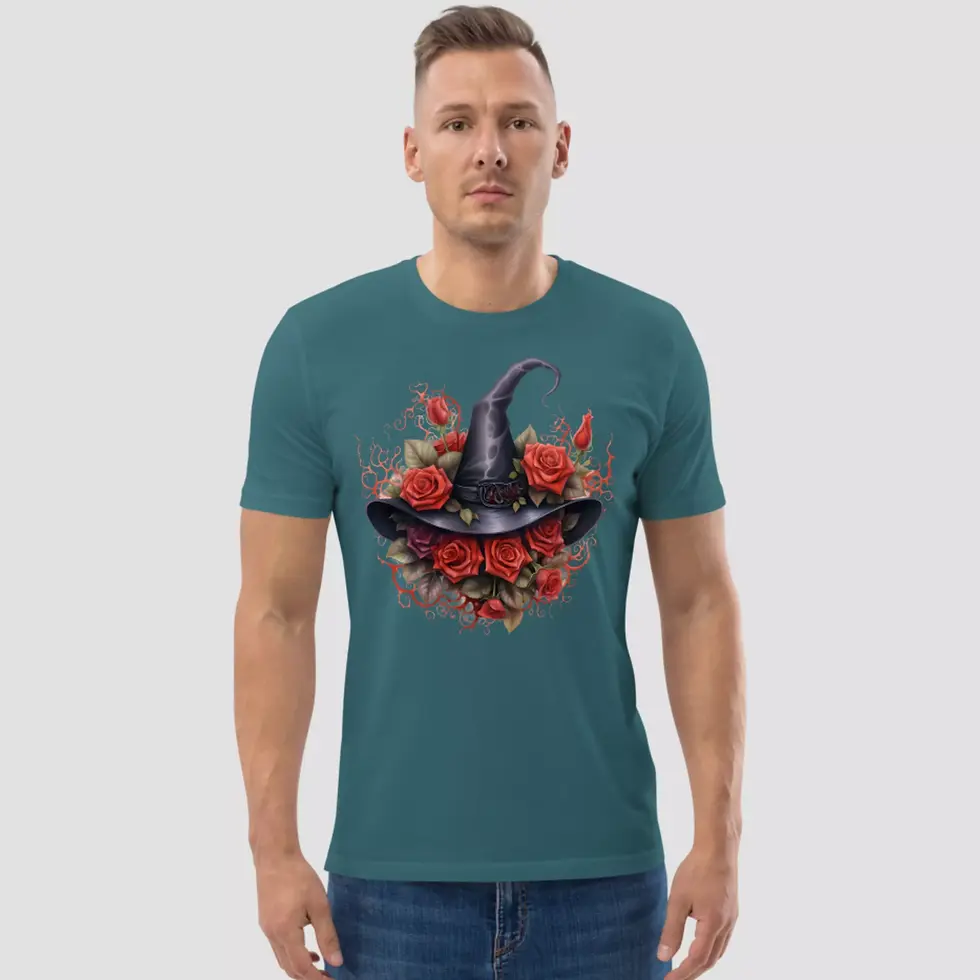 Miniature : T-shirt roses chapeau Halloween couleur cyan. Un haut unisexe porté par un homme. Le design est imprimé sur un coton bio.