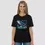 Miniature : T-shirt baleine bleue. Un haut unisexe noir porté par une femme. Sa majesté des océans est imprimée sur un coton bio doux.