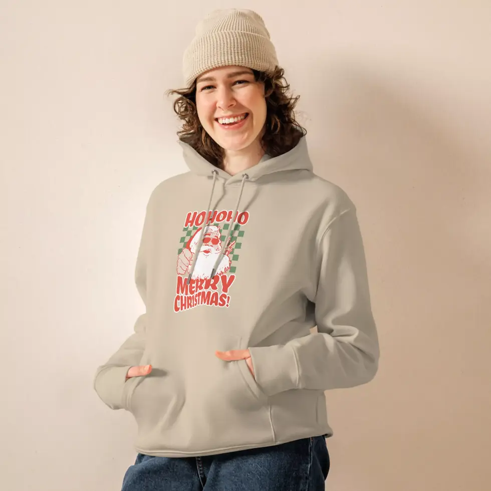 Miniature : Sweat à capuche vintage Noël sable porté par une femme, coton bio doux