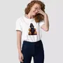 Miniature : T-shirt enfant enfer Halloween de couleur blanc. Une femme porte ce haut unisexe. Le design est imprimé sur un coton bio.