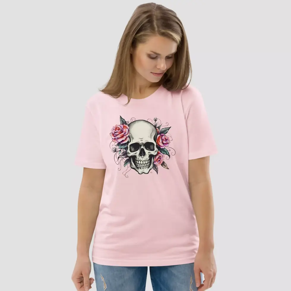 Miniature : T-shirt crâne roses Halloween couleur rose. Une femme a enfilé ce haut unisexe. Dessin imprimé sur un coton bio respirant.