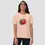 Miniature : T-shirt fraise unisexe. Un haut de couleur peche porté par une femme. Un motif inédit imprimé sur un coton bio certifié.