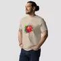 Miniature : T-shirt fraise unisexe. Un haut de couleur sable revêtu par un homme. Un design exclusif imprimé sur un coton bio certifié.