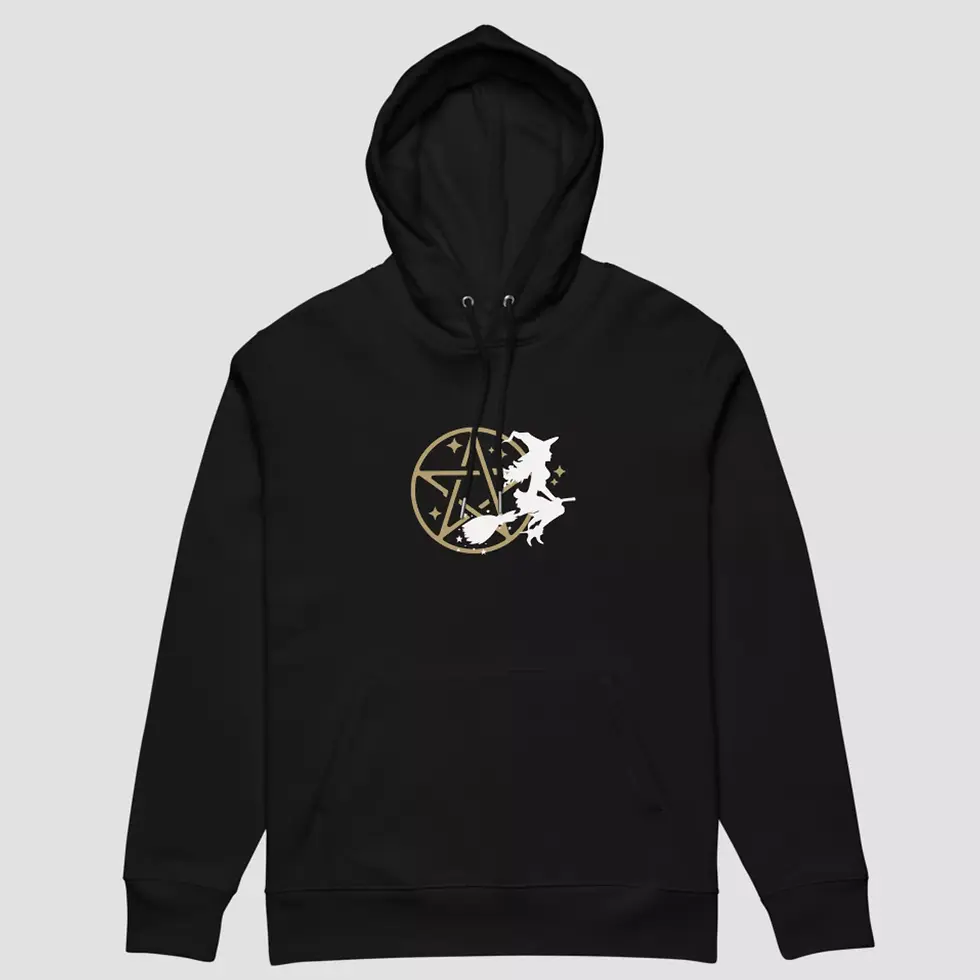 Miniature : Sweat à capuche étoile sorcière Halloween unisexe. Haut noir mis à plat pour voir la qualité du design et du tissu coton bio.