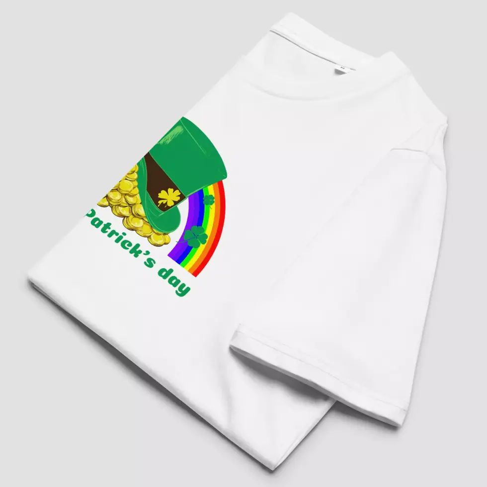 Miniature : T-shirt arc en ciel St-Patrick blanc. Haut avec une coupe droite, plié pour voir la qualité incroyable du coton bio certifié.