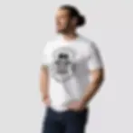 T-shirt monstre Saint-Patrick coton bio blanc. Modèle unisexe présenté sur un homme. Un design mordant pour le 17 mars.