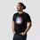 Miniature : T-shirt chat kawaii en coton bio noir. Ce haut unisexe est porté par un mannequin homme. Pour un look décontracté et élégant.