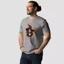 Miniature : T-shirt sorcière happy Halloween de couleur gris. Un homme arbore un modèle unisexe en coton bio avec un design imprimé.