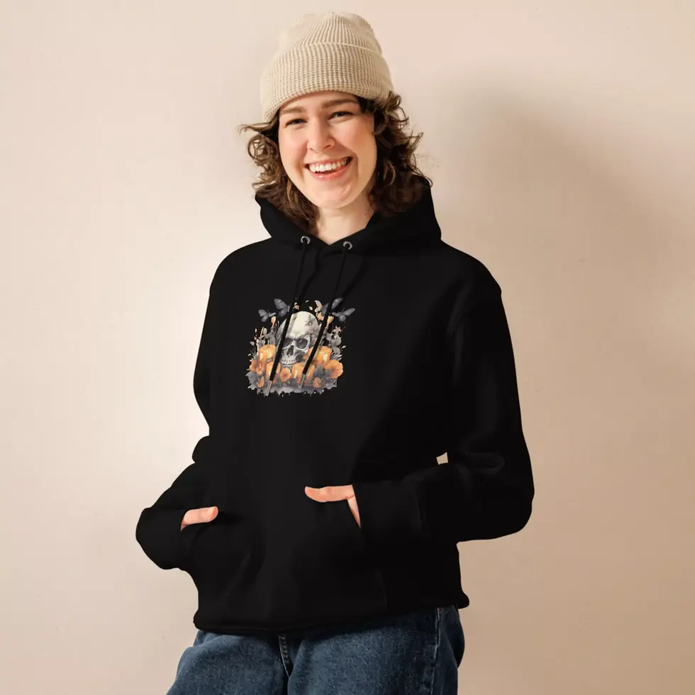 Miniature : Sweat à capuche crâne bougie Halloween noir. Haut unisexe mis en valeur par une femme. Design imprimé sur un coton bio.