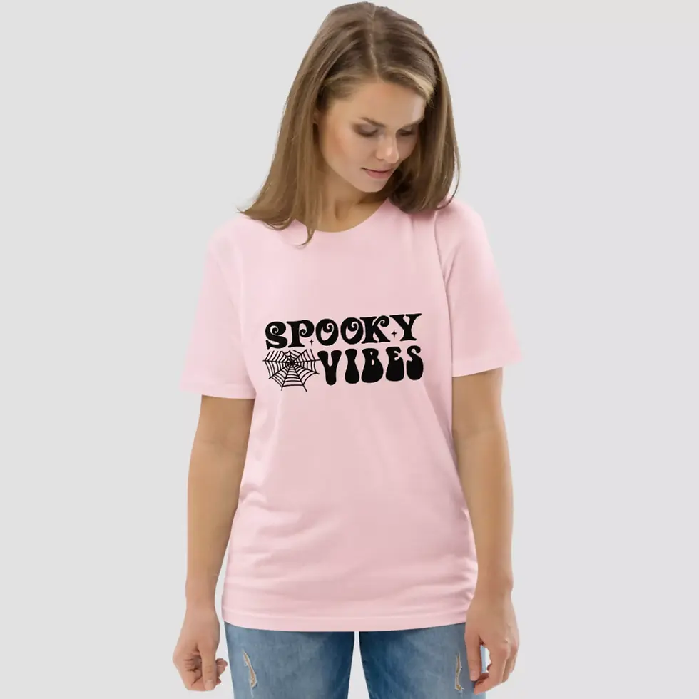 Miniature : T-shirt spooky vibes Halloween couleur rose. Modèle unisexe revêtu par une femme. Le dessin est imprimé sur un coton bio.