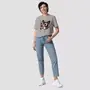 Miniature : T-shirt humour décalé chat. Haut gris unisexe, porté par une femme mannequin. Imprimé sur un coton bio ultra confortable.
