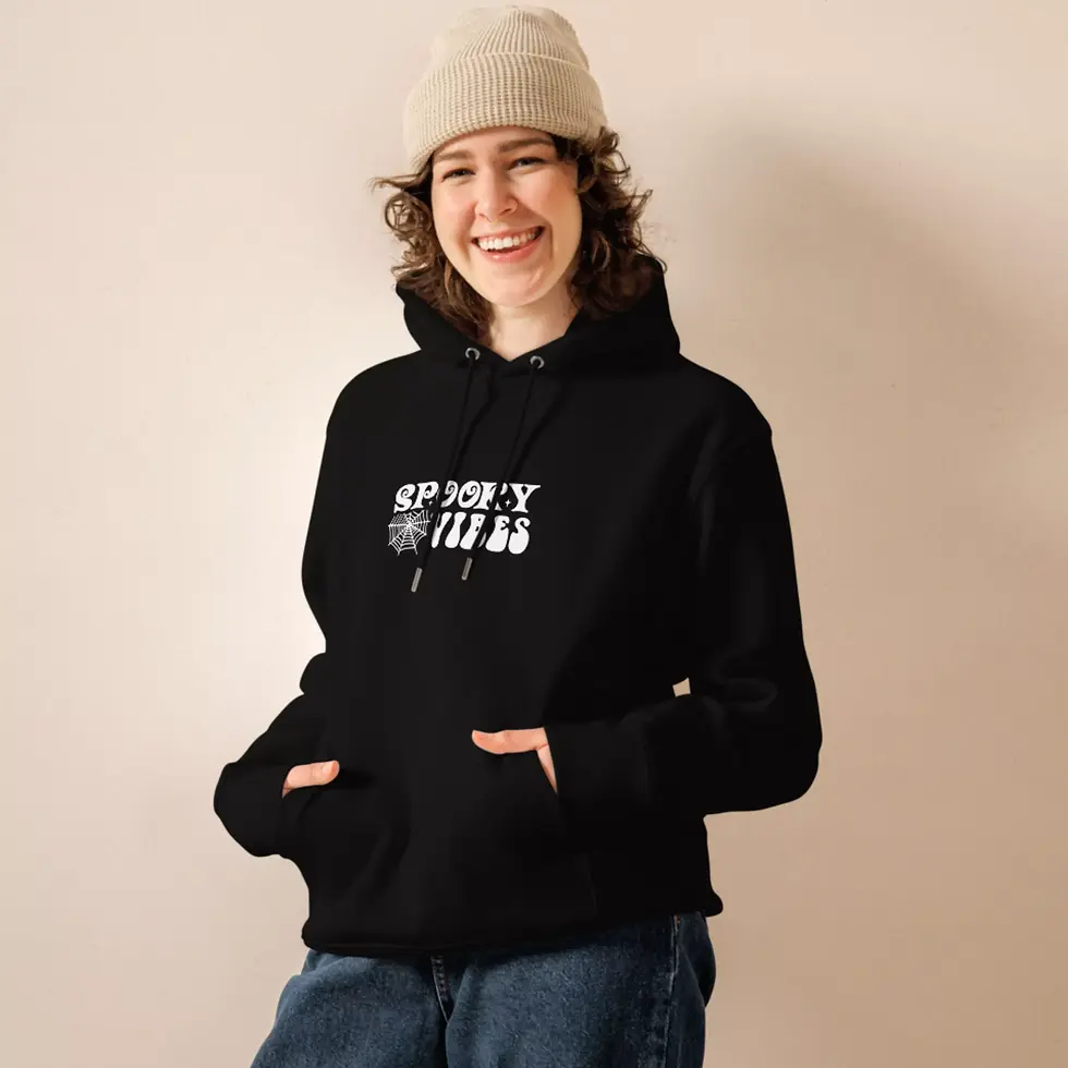 Sweat à capuche ambiance terreur Halloween noir. Haut unisexe mis en valeur par une femme. Design imprimé sur un coton bio.