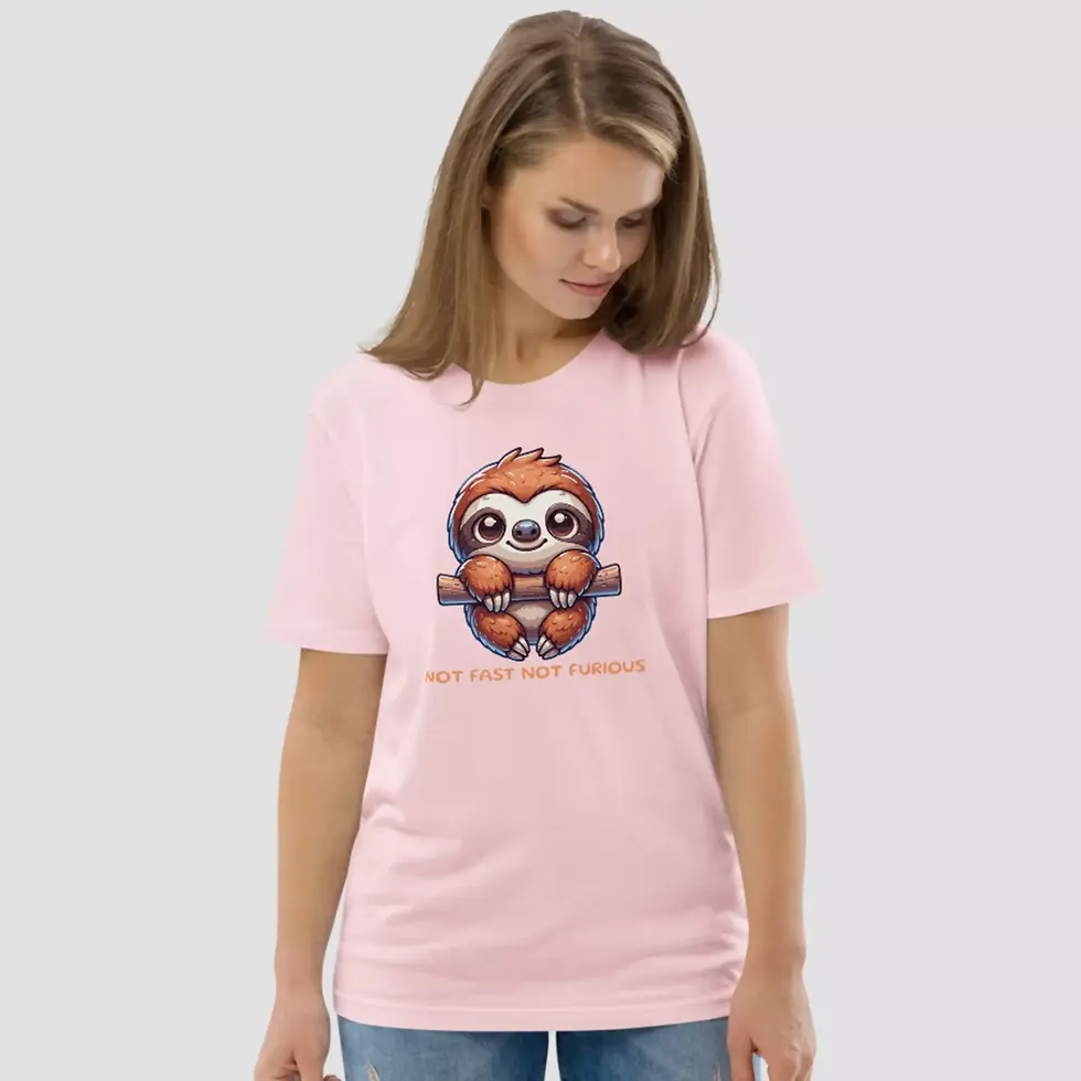 Miniature : T-shirt paresseux kawaii rose. Un haut unisexe porté par un mannequin féminin. Un design cool est imprimé sur un coton bio.