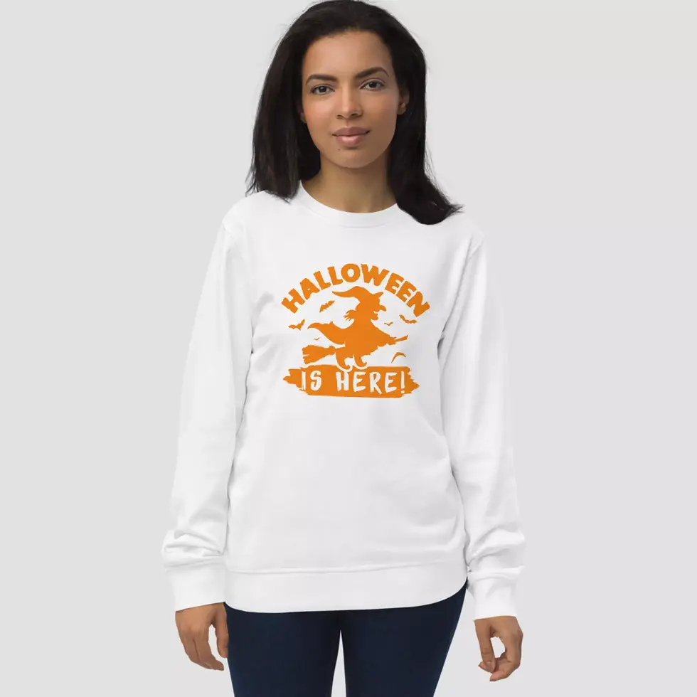 Sweat sorcière is here halloween blanc. Haut unisexe porté par une femme. Impression sur un coton bio & polyester recyclé.