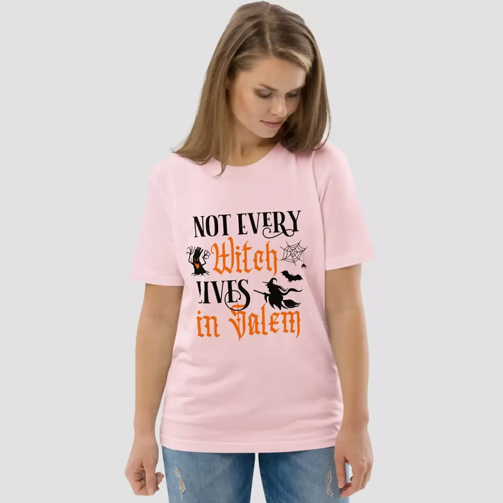 Miniature : T-shirt sorcière salem Halloween rose. Modèle coupe unisexe, enfilé par une femme. Design imprimé sur un coton 100 % bio.