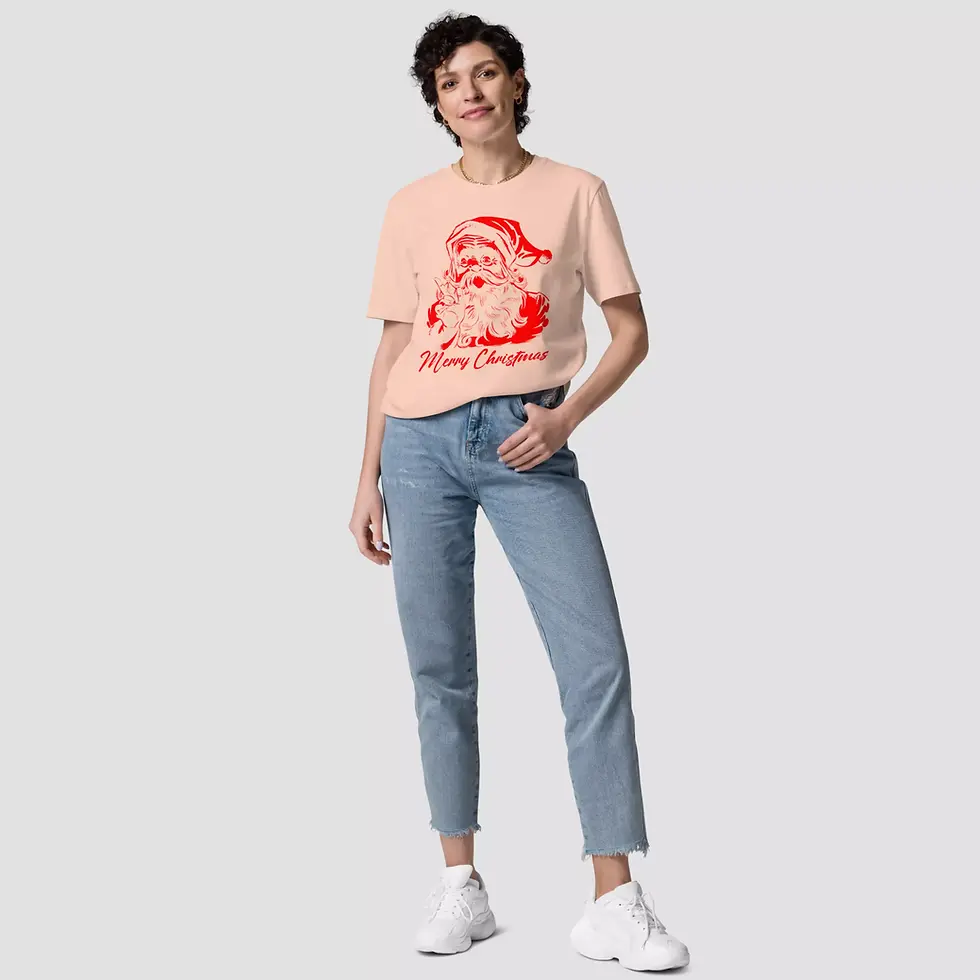 Miniature : T-shirt père Noël couleur peche et unisexe. Un haut revêtu par une femme arborant un imprimé fait sur un coton bio certifié.